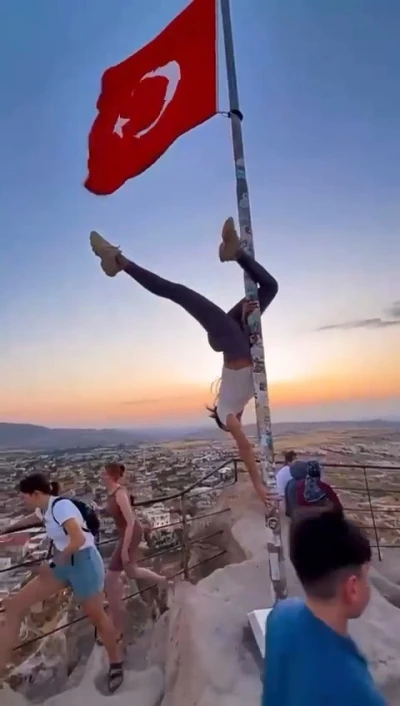 Bayrak direğine saygısızlık tepkilere neden oldu

