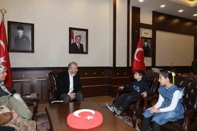 Bayrak n&ouml;beti tutan minik &ouml;ğrenciler Vali Hatipoğlu&rsquo;nun konuğu oldu

