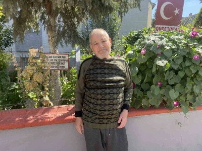 Bayram amcanın bahçeye yerleştirdiği özlü sözler dikkat çekiyor
