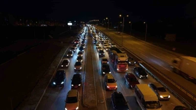 Bayram bitiyor, tatilciler mega kentlere akın ediyor: 43 ilin ge&ccedil;iş noktasında yoğun trafik
