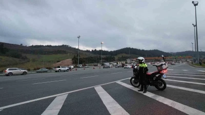 Bayram d&ouml;n&uuml;ş&uuml; Bursa otoyolunda yoğunluk: İstanbul istikametinde trafik yavaşladı
