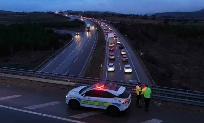 Bayram d&ouml;n&uuml;ş&uuml; &ccedil;ilesi: 30 kilometrelik ara&ccedil; kuyruğu havadan g&ouml;r&uuml;nt&uuml;lendi
