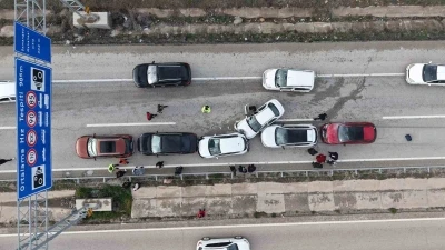 Bayram d&ouml;n&uuml;ş&uuml; zincirleme kaza: Anne ve iki &ccedil;ocuğu yaralandı
