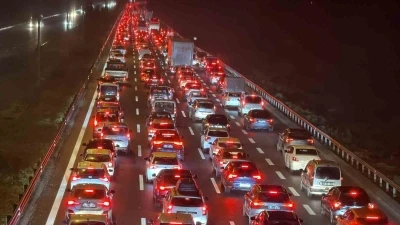 Bayram g&ouml;&ccedil;&uuml; s&uuml;r&uuml;yor: D&uuml;zce&rsquo;de trafik durma noktasına geldi
