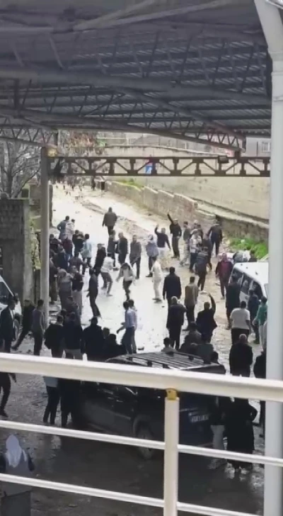 Bayram g&uuml;n&uuml; mahalle savaş alanına d&ouml;nd&uuml;: 3 &ouml;l&uuml;, 22 yaralı
