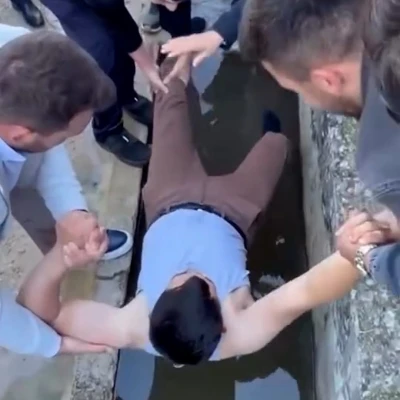 Bayram namazına gelmeyenleri buz gibi suya attılar
