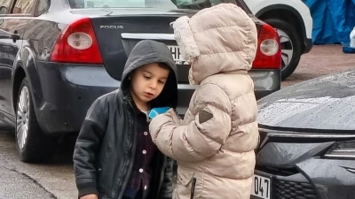 Bayram namazında &ccedil;ocuklara har&ccedil;lık s&uuml;rprizi
