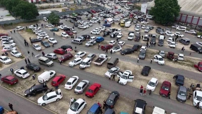 Bayram &ouml;ncesi Bursa oto pazarında yoğunluk

