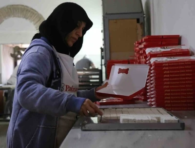 Bayram &ouml;ncesi imalathanelerde saray helvası mesaisi
