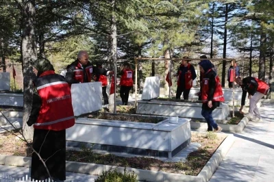 Bayram &ouml;ncesinde şehitlik temizlendi
