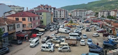Bayram tatili i&ccedil;in il&ccedil;eye akın ettiler, n&uuml;fus 10 kat arttı
