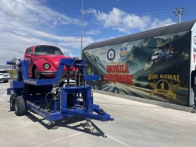Bayram tatili i&ccedil;in yoldaki s&uuml;r&uuml;c&uuml;lere dikkat &ccedil;eken &rsquo;yaşam t&uuml;neli&rsquo; uygulaması
