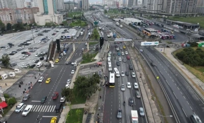 Bayram tatili &ouml;ncesi İstanbul&rsquo;da trafik yoğunluğu y&uuml;zde 65&rsquo;e ulaştı
