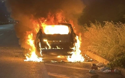 Bayram tatili yolunda faciadan d&ouml;nd&uuml;ler: S&uuml;r&uuml;c&uuml; yanan ara&ccedil;ta altınlarını aradı
