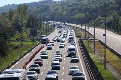 Bayram tatilinin bitmesiyle Bolu ge&ccedil;işinde trafik durma noktasına geldi
