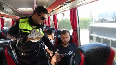 Bayram yolculuğuna &ccedil;ıkan vatandaşlar emniyet kemeri takılması konusunda bilgilendirildi
