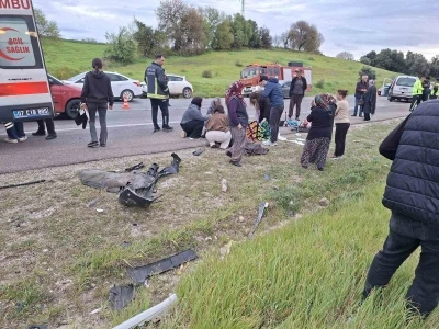 Bayram yolunda feci kaza: Otomobiller kafa kafaya &ccedil;arpıştı, 7 kişi yaralandı
