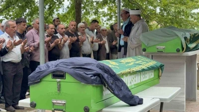 Bayram yolunda kazada &ouml;len gen&ccedil; &ccedil;ift, yan yana toprağa verildi
