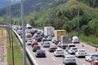 Bayram yolunda tersine g&ouml;&ccedil; s&uuml;r&uuml;yor
