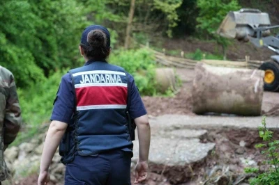 Bayram ziyareti felakete d&ouml;n&uuml;şt&uuml;: ATV ara&ccedil;la dereye d&uuml;şen anne-oğul hayatını kaybetti

