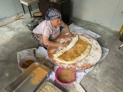 Bayrama &ouml;zel k&ouml;ylerde taş fırınlarda pişen "bayram &ccedil;&ouml;reği" yok satıyor
