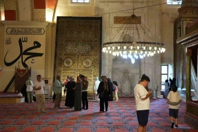 Bayramda Edirne&rsquo;ye akın ettiler: Kabe taşı ve &ouml;rt&uuml;s&uuml; yoğun ilgi g&ouml;rd&uuml;
