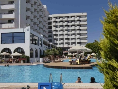 Bayramın d&ouml;rd&uuml;nc&uuml; g&uuml;n&uuml;nde turistik oteller doldu taştı
