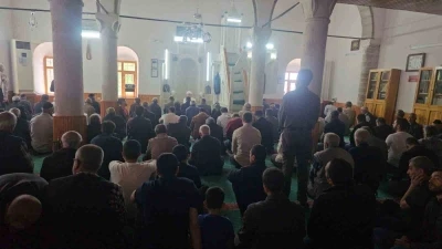 Bayramın &uuml;&ccedil;&uuml;nc&uuml; g&uuml;n&uuml;nde, vatandaşlar cuma namazında camileri doldurdu
