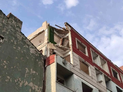 Bayrampaşa’da balkon çöktü: 2 araç kullanılmaz hale geldi
