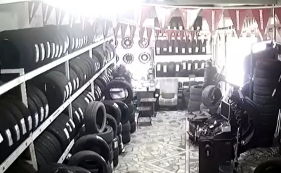 Bayrampaşa&rsquo;da iş yerine d&uuml;zenlenen silahlı saldırı kamerada
