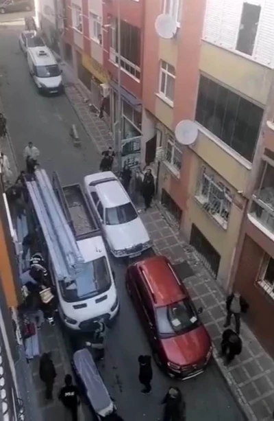 Bayrampaşa&rsquo;da kamyonetin &uuml;zerindeki malzemelerin iş&ccedil;inin &uuml;zerine d&uuml;şt&uuml;ğ&uuml; anlar kamerada
