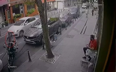 Bayrampaşa’da otomobil bakkaldan koşarak çıkan küçük çocuğa çarptı
