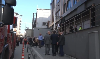 Bayrampaşa Kaymakamlığı&rsquo;nda yangın paniği: &Ccedil;alışanlar tahliye edildi
