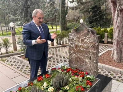 BBP Genel Başkanı Destici: "Merhum Alparslan T&uuml;rkeş&rsquo;i vefatının 29&rsquo;uncu sene-i devriyesinde kabri başında rahmetle yad ediyorum"
