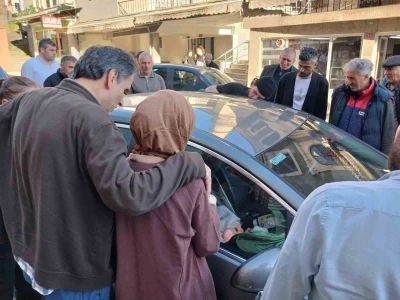 Bebek arabada kilitli kaldı; gen&ccedil; anne b&uuml;y&uuml;k korku yaşadı
