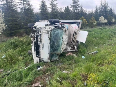 Bebek bezi y&uuml;kl&uuml; kamyon devrildi: 2 yaralı
