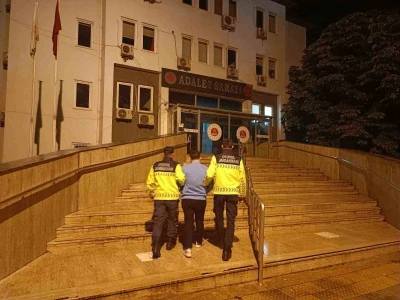 Bebekli otomobili sıkıştırıp kazaya sebep olan maganda tutuklandı
