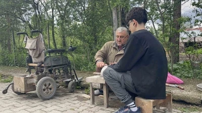 Bedensel engelli baba, oğluyla birlikte bı&ccedil;ak bileyerek ge&ccedil;imini sağlıyor
