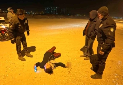 Bekçiler, &quot;Eve bırakalım&quot; dedi, alkollü kadın &quot;Ölümü bulursunuz&quot; cevabını verdi
