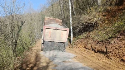 Bekiroğlu K&ouml;y&uuml;&rsquo;nde kilit parke &ccedil;alışmaları s&uuml;r&uuml;yor
