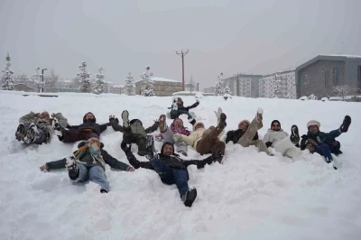 Bel&ccedil;ikalı turistler Erzurum&rsquo;da karda g&ouml;n&uuml;llerince eğlendi
