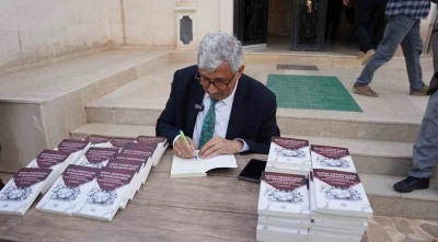 Belediye Başkanı Halla&ccedil;, ilk kitabı i&ccedil;in imza g&uuml;n&uuml; d&uuml;zenledi
