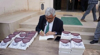 Belediye Başkanı Halla&ccedil;, ilk kitabı i&ccedil;in imza g&uuml;n&uuml; d&uuml;zenledi