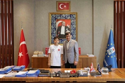 Belediye Başkanı Kahveci, Milli Y&uuml;z&uuml;c&uuml; &Ouml;mer Cengiz&rsquo;i ağırladı
