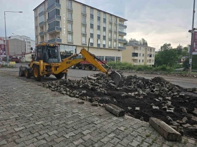 Belediye ekipleri kaldırım &ccedil;alışmalarını s&uuml;rd&uuml;r&uuml;yor
