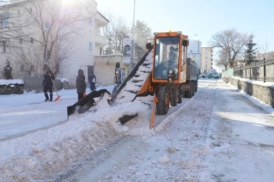 Belediye Ekipleri&rsquo;nden hummalı kar temizliği &ccedil;alışması
