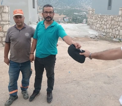 Belediye görevlilerinden örnek davranış buldukları cüzdanı sahibine teslim ettiler
