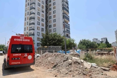 Belediye itfaiye binası i&ccedil;in apartmanın istinat duvarını yıktı
