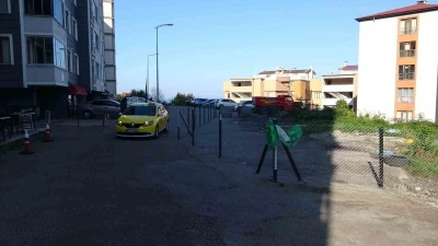 Belediye kamulaştırma bedelini ödemeyince, sahipleri yolu çit çekip kapattı
