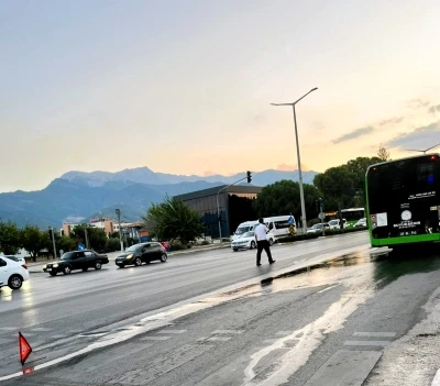 Belediye otobüsünden dökülen yakıt sürücülere zor anlar yaşattı
